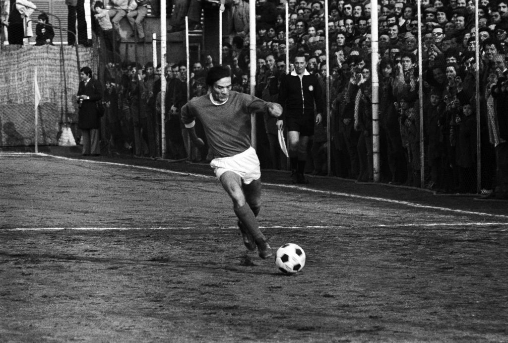 Pier Paolo Pasolini kot predstavnik igralcev med eno od nogometnih tekem leta 1974 (Vir: fototeka Cinemazero Pordenone)