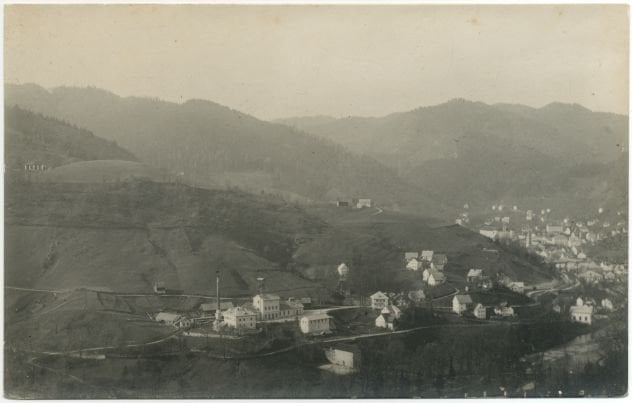 Pogled na območje Jožefovega jaška z upravno stavbo, pred letom 1926. Vir: ZAL, Enota v Idriji, SI_ZAL_IDR/0218, zbirka razglednic in fotografij, Idrija, TE 1, PE 159.